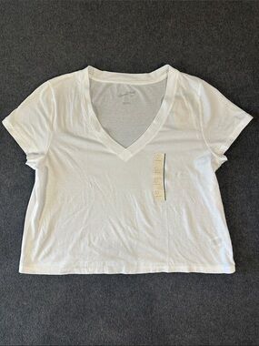 Universal Thread White V-Neck Short Sleeve Tee NWT (L)